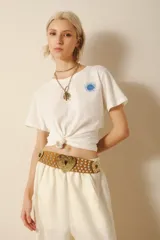 Remera blanca de algodón con estampado en la espalda de un sol azul con la frase "Soleil de mon Coeur".
