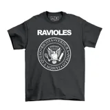 Remera negra de algodón con estampado circular en blanco que simula un sello con un águila y la leyenda "Queso, Ricota, Verdura, Pollo y Jamón". En la parte superior dice "Ravioles".