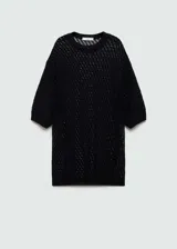 Clutch de mano confeccionado en rafia natural trenzada, con detalles en cuero negro en los bordes y en las asas.