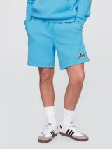 Short deportivo celeste con cintura elastizada, cordón ajustable y logo de la marca Gap bordado en la pierna izquierda.