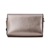 Cartera sobre Vizzano color dorado con correa larga de cadena dorada y aplique del logo de la marca.