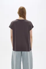 Remera blanca de manga corta, cuello en V y corte holgado.