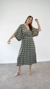 Vestido largo de razo con estampado de espigas, escote en V y mangas 3/4.