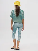 Calza 3/4 de lycra con estampado abstracto en tonos marrones, verdes y rosados.