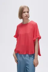 Blusa color coral con cuello redondo y mangas cortas con volados.