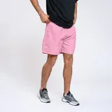 Short de baño estampado en tonos oscuros, con cintura elástica y diseño ligero.