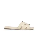 Sandalia plana en cuero negro, con diseño simple y moderno, ideal para el uso diario.