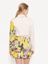 Minifalda de corte A con estampado de limones y flores.