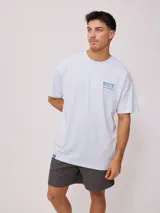 Remera celeste de algodón con estampado del logo de la marca Rusty en el frente y la espalda.