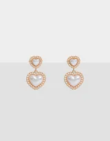 Aros colgantes cortos dorados con forma de corazón y perlas sintéticas.