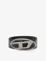 Cinturón de cuero negro con hebilla ovalada metálica con logo "D" con incrustaciones de strass.