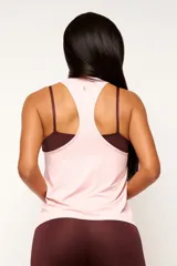 Musculosa celeste de corte holgado, con espalda deportiva y logo estampado en el lateral inferior.
