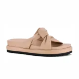 Sandalias bajas color beige con dos tiras anchas acolchadas cruzadas en la parte delantera y suela plana.
