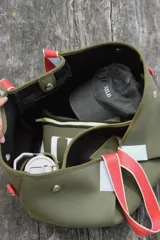 Bolso negro tipo tote de neopreno con bolsillo interno de red, sobre haciendo juego y gancho para sujetarlo.