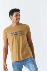 Remera de hombre color ocre con estampado frontal con la frase 'Relax and enjoy the winter mood' y logo de la marca Mistral.