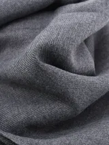 Bufanda lisa color gris con flecos en los extremos.