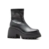 Bota corta negra de cuero sintético con caña elastizada, plataforma y taco track.