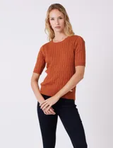 Buzo de punto marca Tahari con diseño de ochos verticales, cuello a la base y manga corta en color marrón.