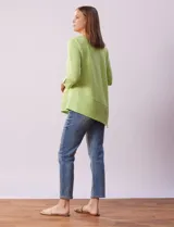 Blusa verde en tejido acanalado, marca Ruby Rd. Largo de mangas ¾ con abertura y botones. Terminación de ruedo asimétrico.