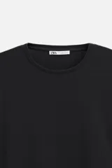 Camiseta slim fit de cuello redondo y manga corta, confeccionada en tejido de algodón con elasticidad.