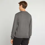 Sweater gris de punto liso con cuello en V y mangas largas.