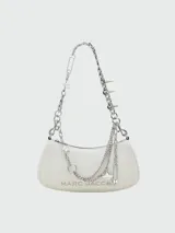 Bolso de hombro blanco de cuero sintético con cadena plateada y dije de estrella.