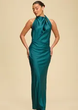 Vestido largo de fiesta en satén color verde esmeralda, con escote halter y espalda descubierta.