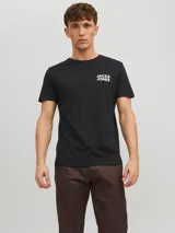 Camiseta negra de manga corta y cuello redondo, con logo Jack & Jones estampado en el pecho.