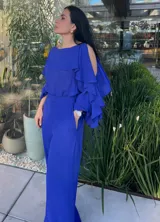 Blusa azul con escote redondo, mangas largas con aberturas en los hombros y volados en los brazos.
