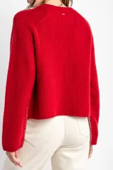 Sweater de lana verde con calce al cuerpo, de manga larga y diseño estructurado.
