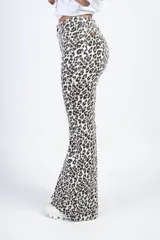 Pantalón oxford de animal print color beige con manchas marrones, tiro alto y corte acampanado.