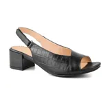 Sandalia de cuero sintético negro con textura tipo cocodrilo, con puntera descubierta, talón descubierto y tira trasera ajustable. Tiene un taco cuadrado bajo.