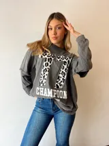 Remerón gris con estampa del número 77 con animal print y la palabra "Champion" en blanco.