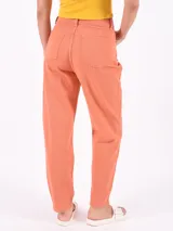 Pantalón jean color terracota, de corte recto y tiro alto.