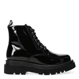 Botas de caña media estilo militar, color blanco hueso con acabado charol brillante. Cuentan con cordones blancos y suela track gruesa y negra.