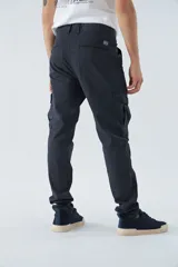 Pantalón cargo slim fit color gris oscuro, con cierre de botón y cremallera, trabillas para cinturón y bolsillos cargo con botones.