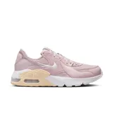 Championes Nike Air Max Excee de mujer, color rosa pálido con detalles en blanco y suela en tono crema. Presentan el logo de Nike en el lateral y la tecnología Air Max visible en la entresuela.