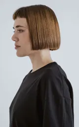 Remerón negro de corte extra oversize con hombros caídos y cuello redondo.