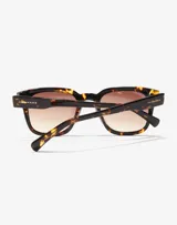 Lentes de sol Hawkers color carey con lentes degradados marrones y montura cuadrada.