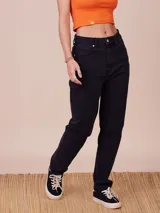 Pantalón de jean negro de corte recto.