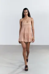 Vestido corto color salmón, de escote recto y tirantes finos ajustables. Presenta detalle de encaje en el escote y falda de tres niveles.