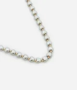 Collar corto con corazones plateados y esferas doradas.