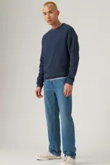 Pantalón de jean celeste de corte recto, con bolsillos delanteros y traseros.