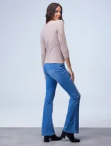 Buzo de tejido fino, color beige, con mangas tres cuartos estilo raglán.