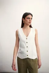 Chaleco negro con escote en V y abotonadura frontal.