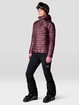 Campera puffer color borgoña con capucha, cierre frontal completo y bolsillos laterales con cierre. Confeccionada con tejido ripstop ultraligero reciclado y relleno de plumón de 800 hilos con certificación RDS.