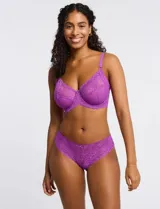 Panty brasileña de encaje color violeta.