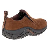 Mocasines de gamuza marrón con suela de goma negra.