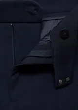 Pantalón de vestir azul marino, de corte recto, con bolsillos laterales y traseros.