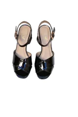 Sandalias de charol negro con plataforma de cuero, taco de 7 cm y plataforma de 2,5 cm.